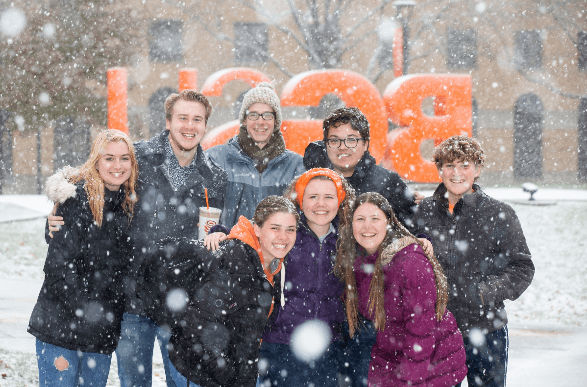 荣誉大学生在雪地里